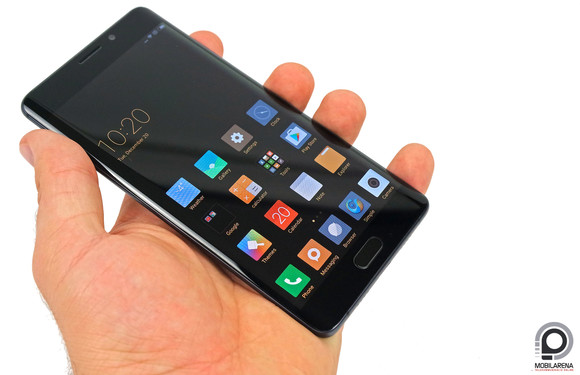 Az AMOLED kijelző az LG műhelyéből érkezett, állítólag nem olcsó