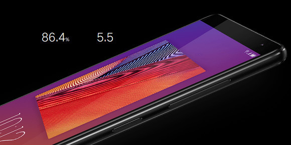 5,5 hüvelykes kijelző van az előlapon, de csak enyhe a lekerekítés a széleken