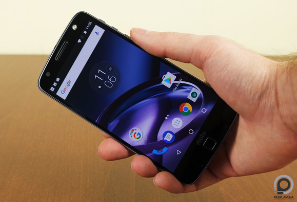 A Moto Z szemből átlagos méretű, oldalról viszont roppant vékony