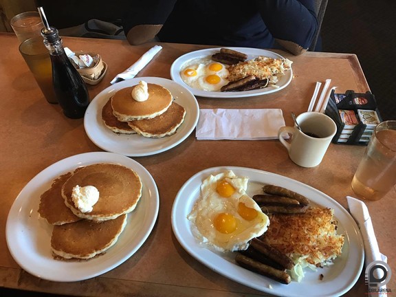 Reggeliztünk is, ez itt közel 4000 kalória az asztalon, nem embernek való.