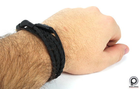 Karkötőként egyáltalán nem feltűnő, az igazi meglepetés akkor jöhet, mikor levesszük és fülhallgatóként viseljük tovább