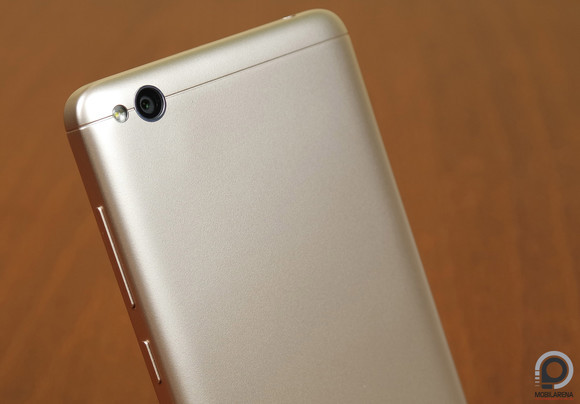 Szinte egyáltalán nem lóg ki az optika a hátlapból