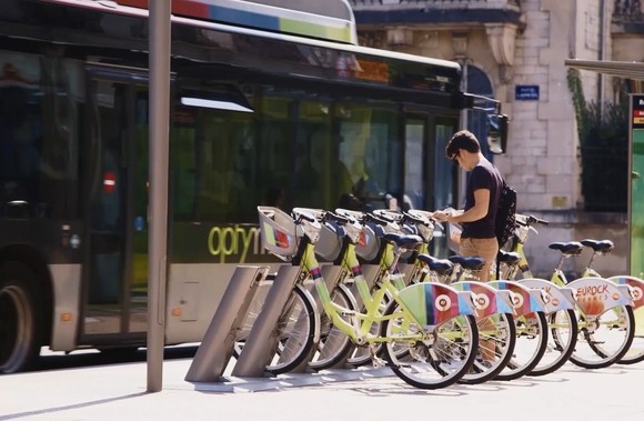 Biciklikölcsönzés a buszmegállóban