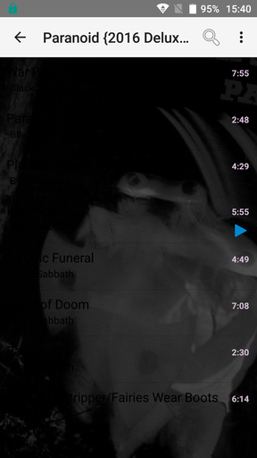 Fekete háttéren fekete szöveg. Elmés.