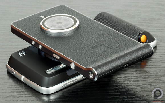 A Kodak Ektra a Hasselblad kameramodullal szerelt Moto Z Play fölött pihen