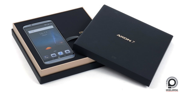 Még átlátszó, hátlapot védő tok is jutott a dobozba!