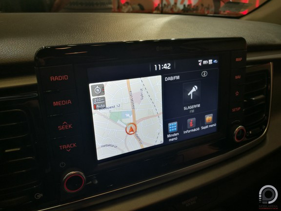 Így néz ki a navigációval kiegészülő egység főmenüje