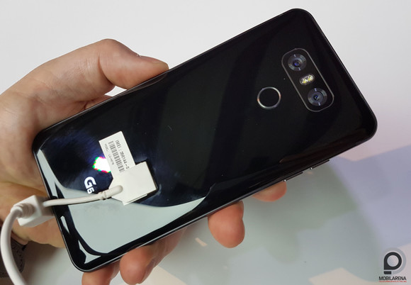 A hátlapi üveg elég csillogós, nem utolsósorban erősen gyűjti az ujjlenyomatokat