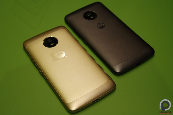 A színválaszték mindkét mobil esetében: fekete és arany
