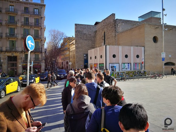 A sor a Nokia esemény előtt