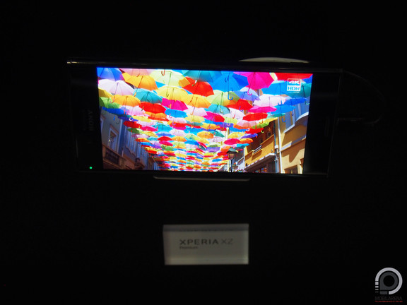 A kijelzője valóban gyönyörű volt a sample videóval