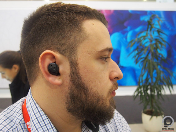 Jobb oldalt vannak a főként körömmel nyomkodható vezérlőgombok