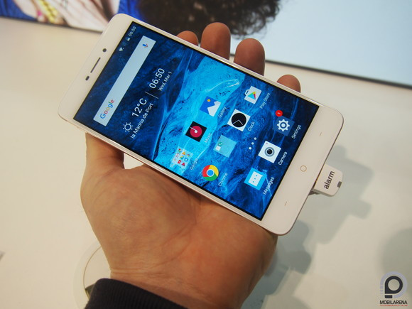 Fekete-szürke és fehér-arany színváltozatokban érkezik mindkét készülék