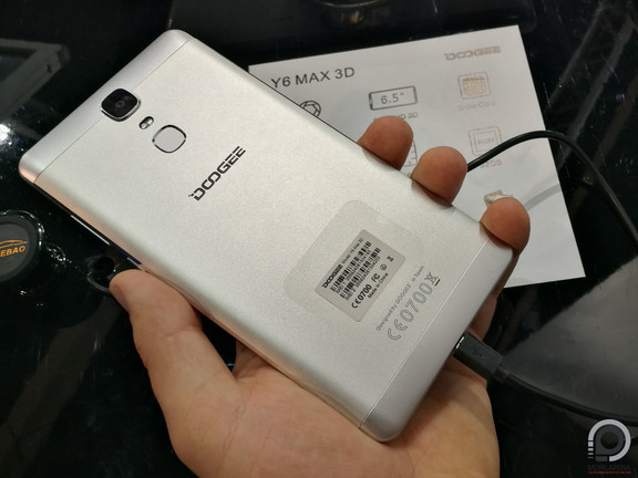 Ujjlenyomat-olvasó és hátlapi kamera villanóval: csak a szokásos