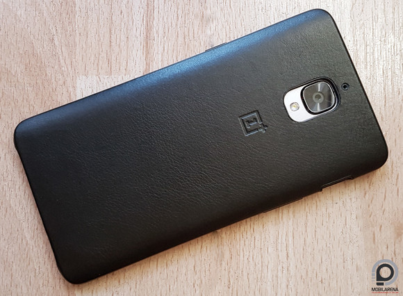 A OnePlus 3 és a 3T a minap kapott egy új, fekete bőr védőtokot