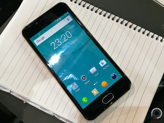 Innen nézve gyakorlatilag nem lehet megkülönböztetni a legtöbb hasonló mobiltól