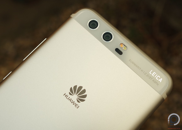 Optikai képstabilizátor, remekül működő, 2x-es hibrid zoom, és még mindig nem lóg ki a 7 milliméterből. Szép munka!