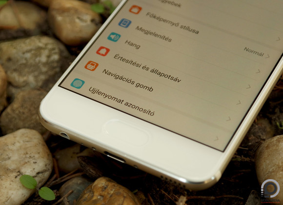 Külső szempontjából a legnagyobb változás: előre került az ujjlenyomat-érzékelő