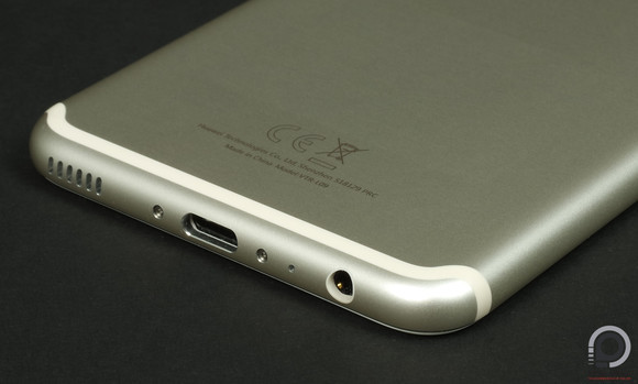 Alulra került a 2.0-s adatátvitelre képes Type-C csatlakozó és a 3,5 milliméteres jack