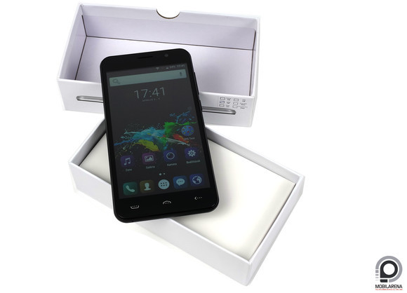 A dobozban csak töltő és adatkábel van