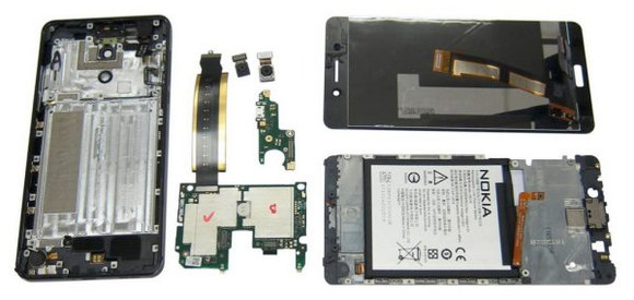 A Nokia 6 belső komponensei lényegében egy fém-szendvicsben ücsörögnek