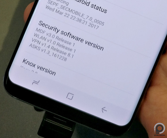 a home virtuális gomb lenyomását klikkelő, taptikus visszajelzés kíséri