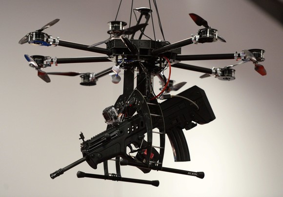 Egy fegyverkiállításon bemutatott gépfegyveres drón