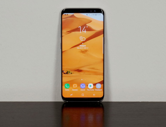 A falnak támaszkodva is lenyűgöző a Galaxy S8