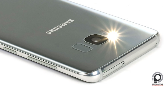 A Galaxy S8 fényes és mutatós, viszont roppant csúszós