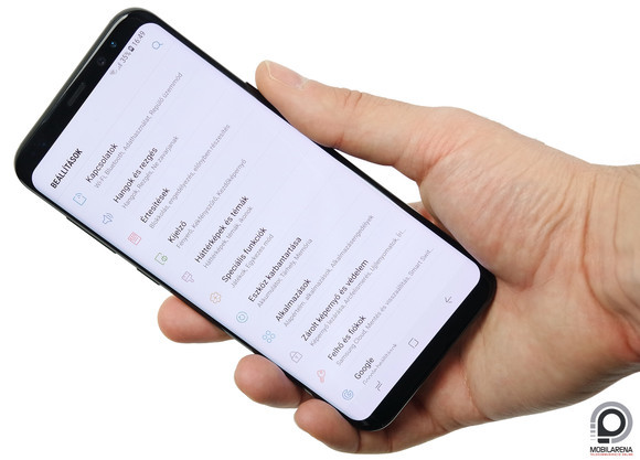 Ez bizony a Galaxy S8+, a hatalmas készüléket könnyű átfogni