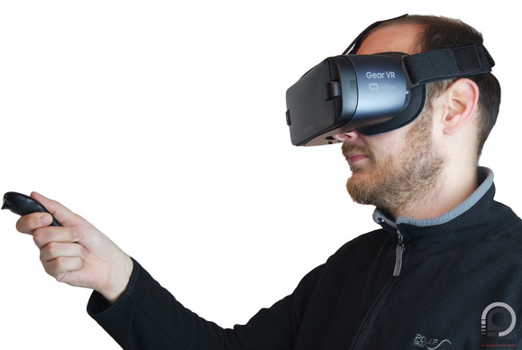 Két pánt tartja stabilan a fejen a Gear VR-t, a távirányító vezetékmentes