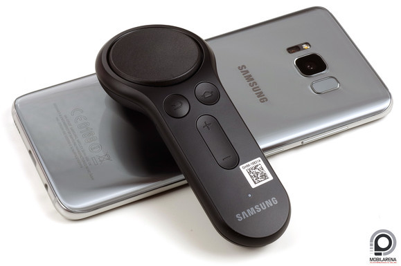 A kontrollerre az összes megszokott gomb és az érintőfelület is felkerült