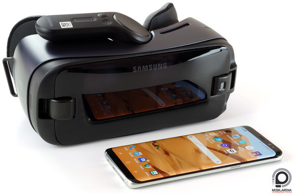 Nem csak mutatós a fekete Gear VR, hasznos kiegészítője a Bluetooth kontroller