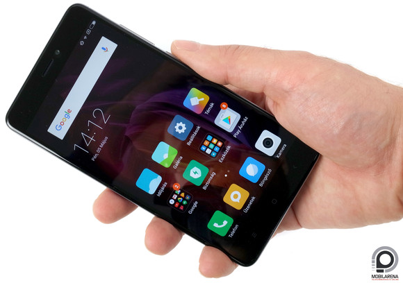 A Redmi Note 4 elölről nem sokban változott, ami persze jó