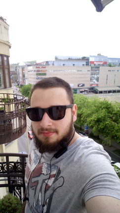 Nem maradhatott el az olykor magától aktiválódó, szürkeárnyalatos mód a szelfiknél