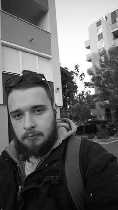 Nem maradhatott el az olykor magától aktiválódó, szürkeárnyalatos mód a szelfiknél