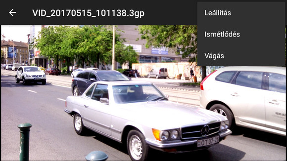 A videolejátszó is a gyári rendszerből jön