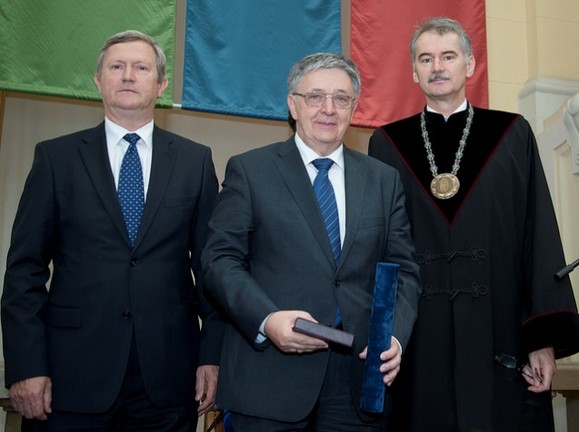 Középen a díjazott, Lovász László