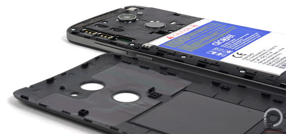 Két darab nanoSIM mellett is elfér a microSD, ez dicséretes