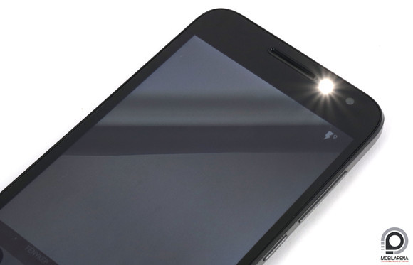 Az előlapot szelfivaku dobja fel, tesztfotó a negyedik oldalon!