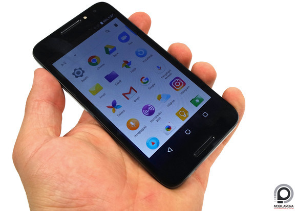 A kijelző korántsem tökéletes, viszont az összeszerelési minőség helytálló