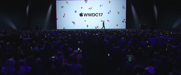Tim Cook, az esemény házigazdája és egyben az Apple vezérigazgatója lépett először színpadra