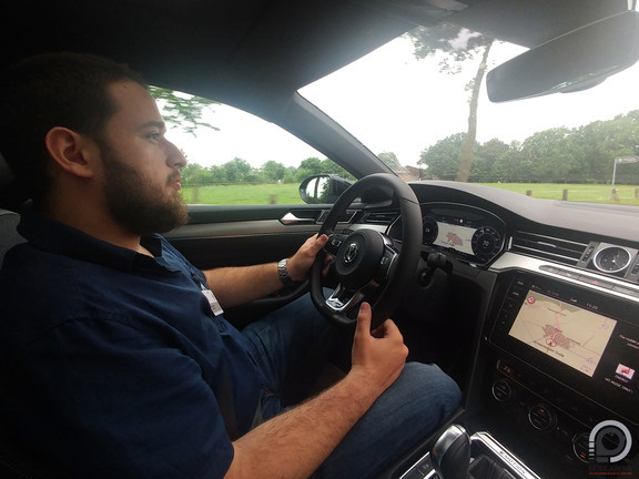 Sportmódban kimondottan meggyőző az erősebbik TSI hangja - még ha kicsit szintetikus is, viszont az alulról rendkívül nyomatékos TDI is illik a kocsi karakteréhez