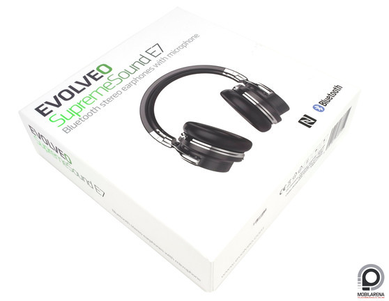 A fejhallgatón kívül két kábel és védőtok van a dobozban