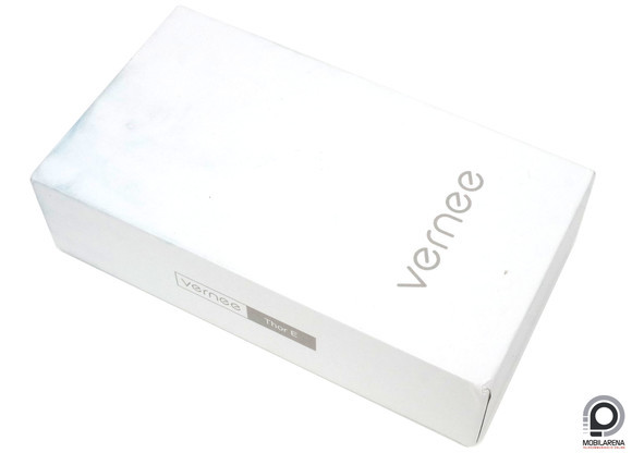 A fehér színű doboz tartozékai sem lepik meg a felhasználót