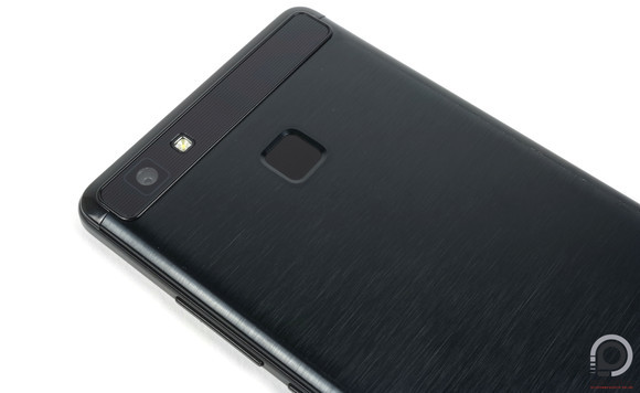 Kényelmesen használható a hátlapi ujjlenyomat-olvasó