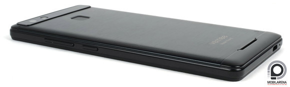 Egy oldalon a két hangerőszabályzó és a bekapcsológomb