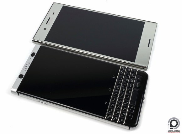 BlackBerry KeyONE az Xperia XZ Premium mellett