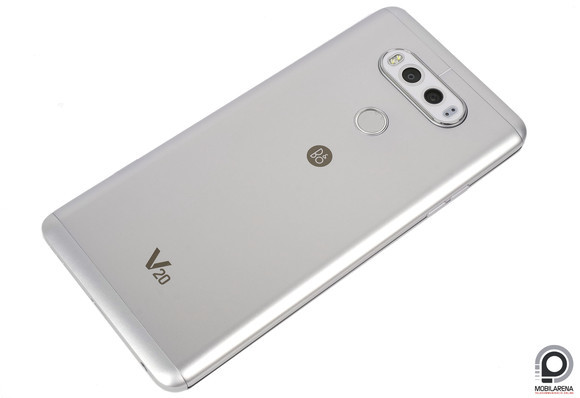 Az alumínium hátlap levehető, mögötte cserélhető akkumulátort találunk