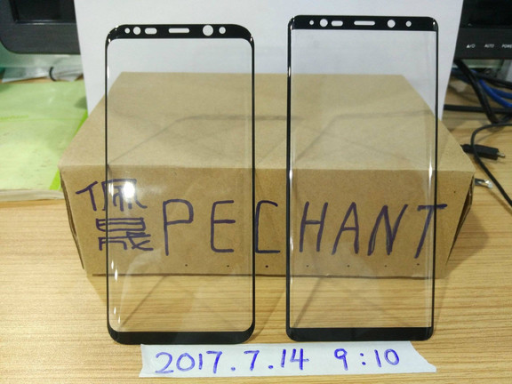Az S8+ előlapi védőüvege (balra) a Note8 állítólagosa mellett